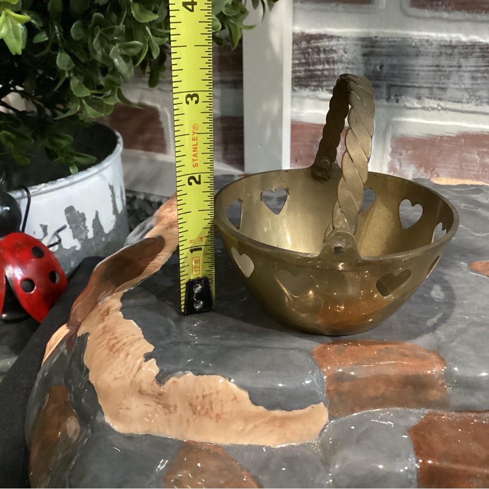 🟡 Vintage - Solid Brass Heart Cutouts Basket with Handle - Very Unique - Picture 8 of 9